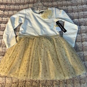 New Bloomies Gold & White Girls
Beautiful dress with stars Size 3T